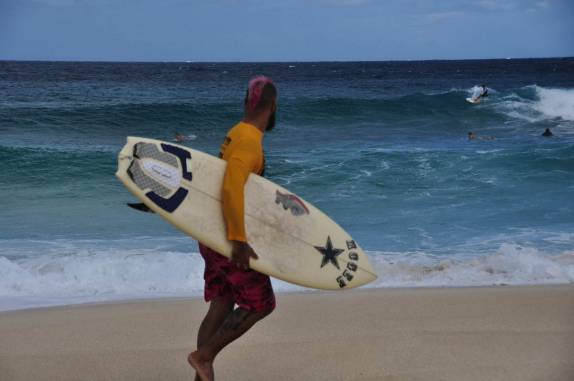 Poucas ondas e muitos surfistas na praia de Pipeline, em Oahu, no Havaí